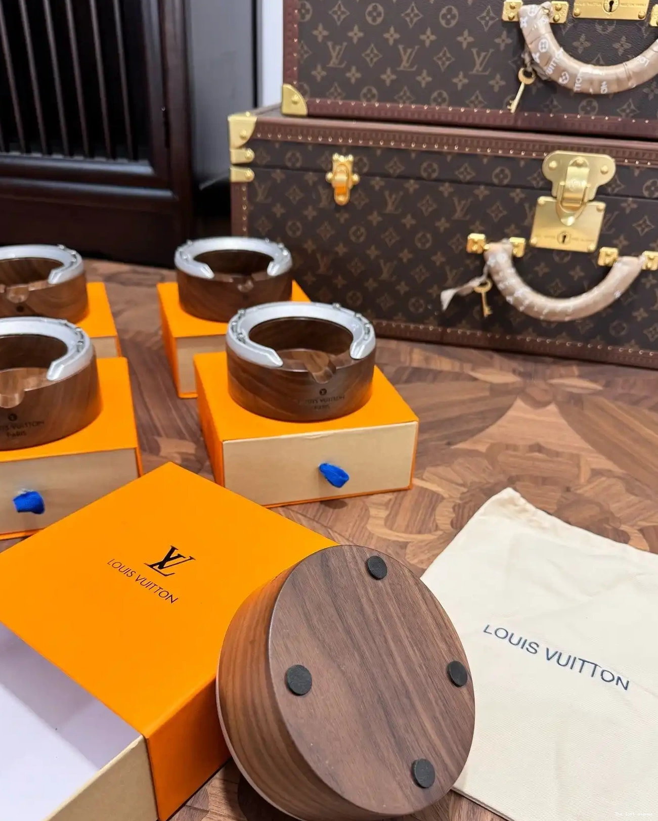 HORSESHOE LV ASHTRAY CUSTOM 0509